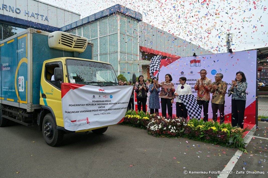 Menlu Retno Marsudi dan Menkeu Sri Mulyani melepas pengiriman bantuan 10 juta dosis vaksin polio ke Afghanistan, di Bandara Soekarno Hatta, Tangerang, Banten, Kamis (7/3/2024). (Dok/Humas Kemenkeu)