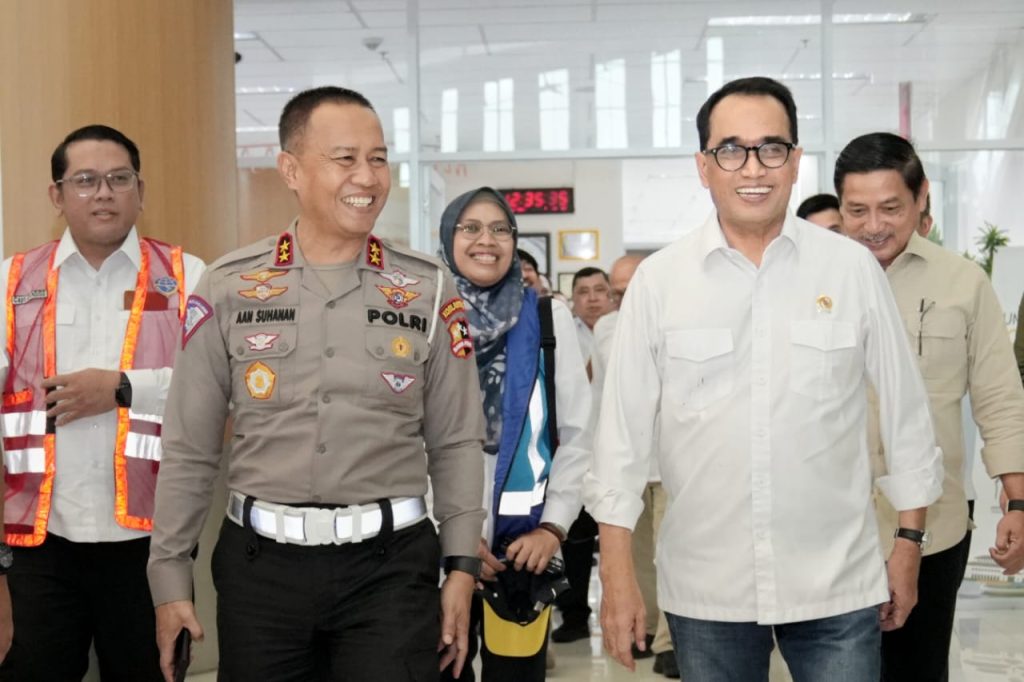 Kakorlantas Polri Irjen Pol Aan Suhanan menyambut kedatangan Menteri Perhubungan Budi Karya Sumadi di Bandara Internasional Kertajati Jabar dalam rangka Kunjungan Kerja ke Provinsi Jabar, Sabtu (9/3/2024). (Dok/Humas Polri)