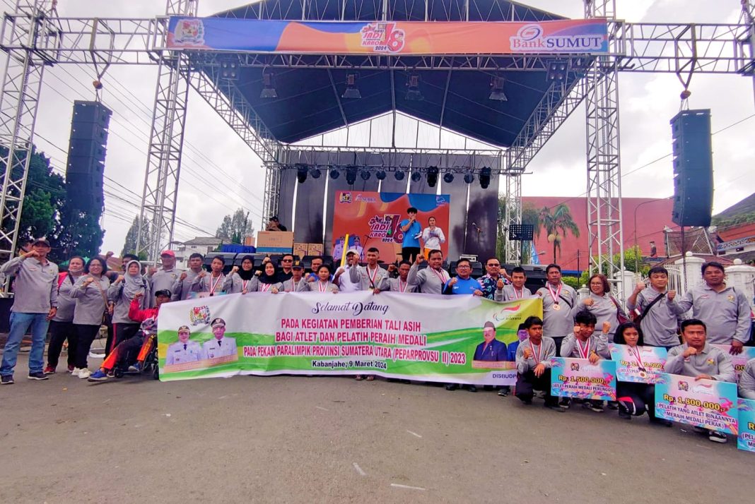 Atlet dan pelatih disabilitas berprestasi foto bersama usai menerima secara simbolis tali asih dari Pemerintah Kabupaten Karo pada Hari Jadi ke-78 Kabupaten Karo, Sabtu (9/3/2034).