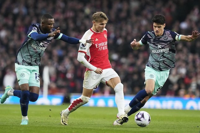 Aksi Martin Odegaard (tengah) di laga Arsenal vs Brentford pada pekan 28, Minggu (10/3/2024).