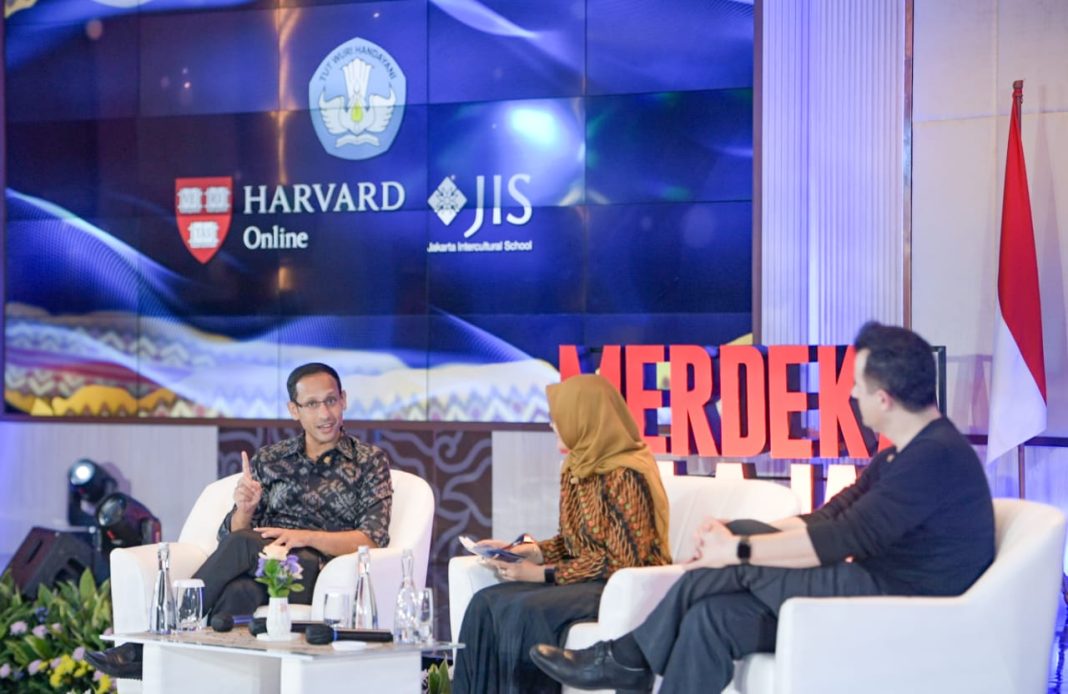 Mendikbudristek RI Nadiem Makarim turut hadir bersama Prof David Malan pada pembukaan seminar luring yang bertajuk “Digital Skill Bagi Guru” di Graha Ristekdikti Gedung D Kompleks Kemendikbudristek, Jakarta, Kamis (7/3/2024). (Dok/Kemendikbudristek RI)