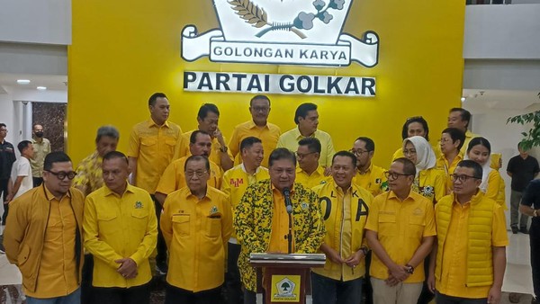 Ketua Umum Partai Golkar Airlangga Hartarto didampingi jajaran petinggi partai memberikan keterangan usai rapat pleno di DPP Partai Golkar, Jakarta Barat, Minggu (10/3/2024).