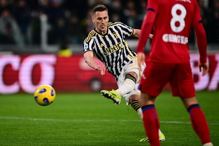 Penyerang Juventus Arkadiusz Milik menembak dan mencetak gol kedua timnya pada pertandingan sepak bola Serie A Liga Italia antara Juventus vs Atalanta di Stadion Allianz di Turin, Senin (11/3/2024) dini hari WIB.