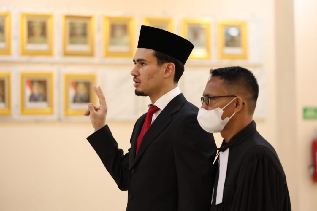 Nathan Tjoe-A-On resmi menjadi WNI. Kepastian ini setelah dirinya melakukan pengambilan sumpah dan janji pewarganegaraan di Kanim Kelas I Khusus TPI Soekarno Hatta, Senin (11/3/2024). (Dok/PSSI)