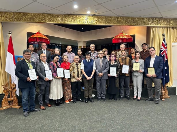 KBRI Canberra memberikan penghargaan kepada lembaga dan perorangan yang telah berkontribusi terhadap pengembangan budaya dan bahasa Indonesia di Australia. Penghargaan diberikan dalam rangkaian acara Working Dinner Balai Bahasa dan Budaya Indonesia dengan Kantor Perwakilan RI se Australia yang bertempat di KJRI Melbourne, Kamis (6/3/2024). (Dok/Kemendikbudristek RI)