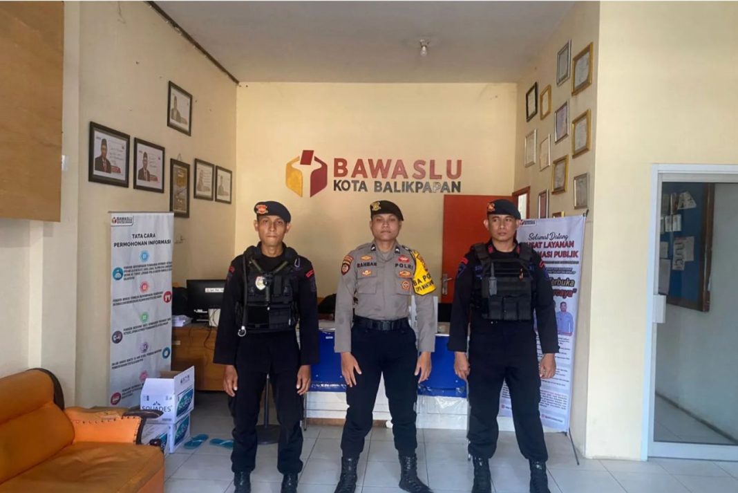 Satuan Tugas Tindak Brimob Polda Kaltim melaksanakan patroli ke KPU dan Bawaslu kota Balikpapan, Provinsi Kaltim, Rabu (13/3/2024).