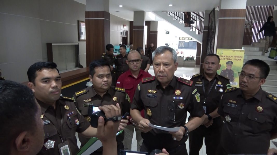 Kajati Sumut Idianto didampingi Aspidsus Iwan Ginting, Kasidik Arif Kadarman, Kasi B pada Asintel Evan, Kasi Penkum Yos Tarigan saat memberikan keterangan pers terkait penahanan 2 tersangka kasus dugaan korupsi pengadaan APD dalam penanganan Covid-19 di Sumut, Rabu (13/3/2024). (Dok/Penkum Kejati Sumut)