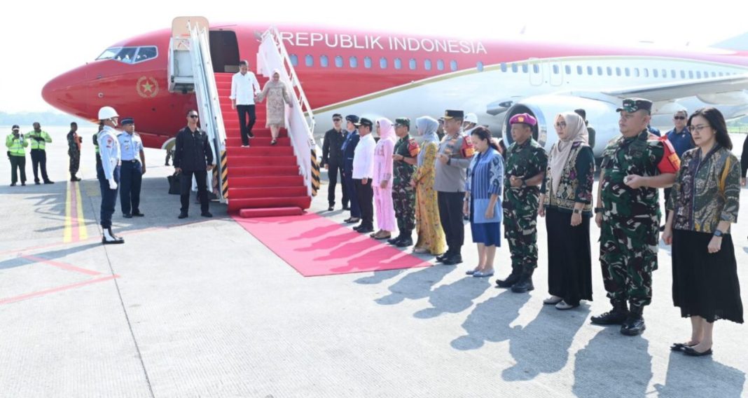 Presiden Jokowi didampingi Ibu Iriana Joko Widodo tiba di Bandara Internasional Kualanamu, Kabupaten Deliserdang, Provinsi Sumut, Kamis (14/03/2024).