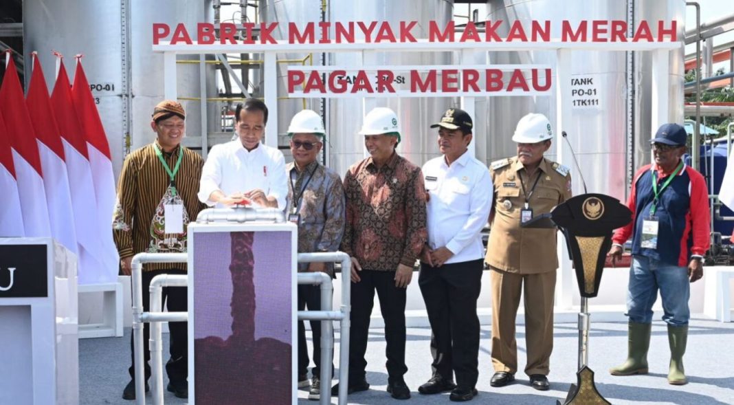 Presiden Joko Widodo saat meresmikan pabrik minyak makan merah di Deliserdang, Kamis (14/3/2024).