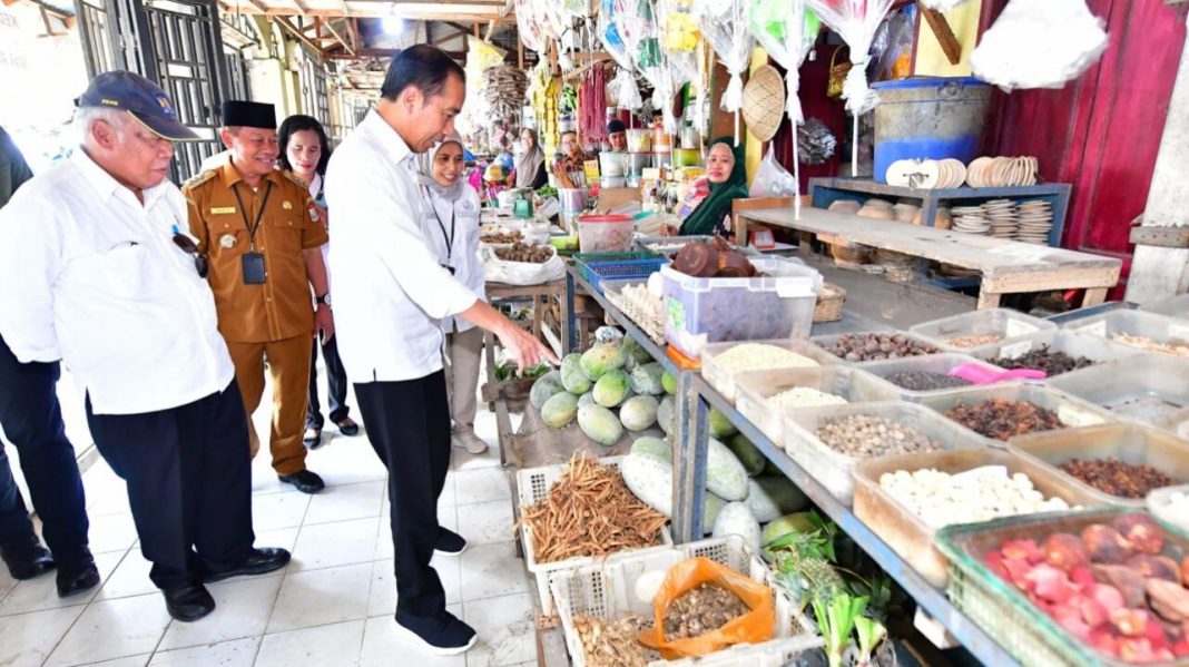 Presiden Jokowi mengunjungi Pasar Kawat, Kota Tanjungbalai, Kamis (14/3/2024).