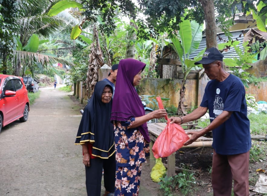 Masyarakat usia lansia menukarkan sampah plastik sebagai syarat untuk mendapat fasilitas pemeriksaan kesehatan gratis di bank sampah unit mandiri, Rabu (13/3/2024). (Dok/PLN)