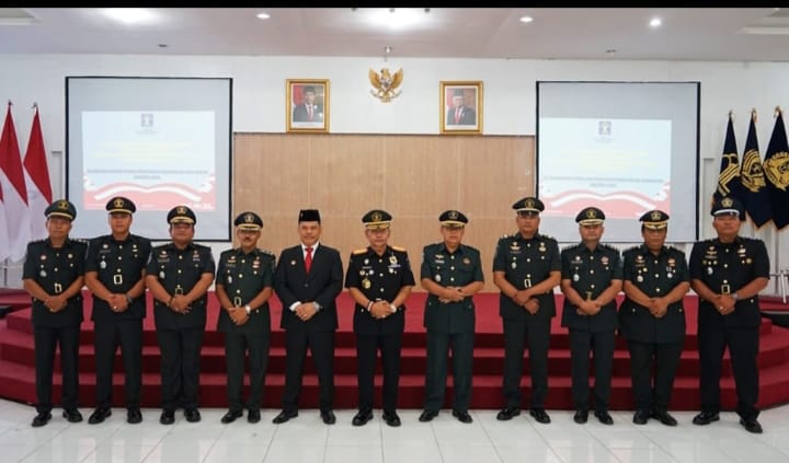 Kakanwil Kemenkum dan HAM Sumut M Jahari Sitepu bersama 9 Pejabat Administrasi dan 1 Pejabat Imigrasi foto bersama usai dilantik di Aula Soepomo Kantor Wilayah, Jumat (15/3/2024). (Dok/Humas Kemenkum dan HAM Sumut)