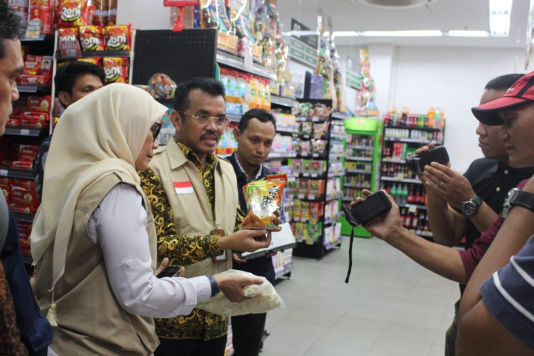 Kepala BBPOM Medan Drs Martin Suhendri Apt MFarm memberikan keterangan pers usai melakukan pemeriksaan di Irian Swalayan Tanjung Morawa, Jumat (15/3/2024).