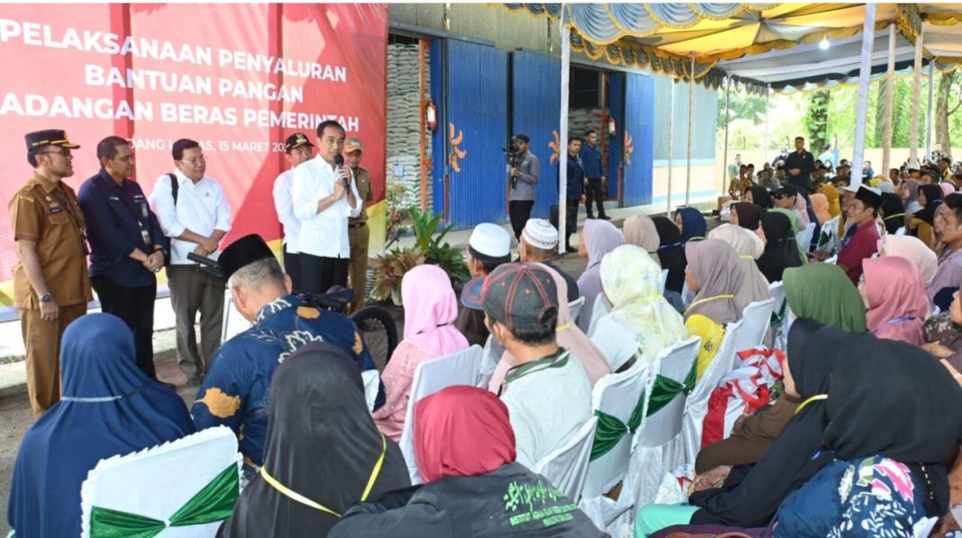 Presiden Jokowi menyerahkan bantuan pangan cadangan beras pemerintah Indonesia kepada keluarga penerima manfaat di Gudang Bulog Daerah Tertinggal Huta Lombang, Kabupaten Padanglawas, Provinsi Sumut, Jumat (15/3/2024).