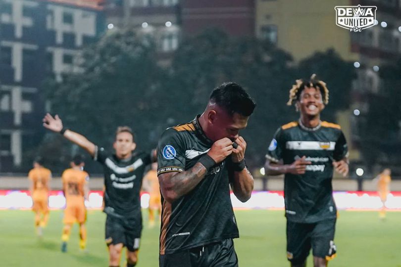 Selebrasi pemain Dewa United usai mencetak gol ke gawang Bhayangkara FC pada laga pekan ke-29 BRI Liga 1 2023/2024, Sabtu (16/3/2024) malam WIB.