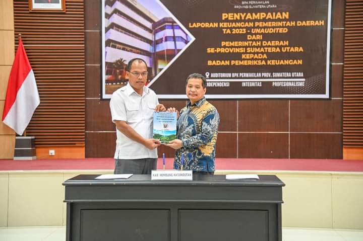 Bupati Humbahas Dosmar Banjarnahor SE serahkan Laporan Keuangan Unaudited Pemkab Humbahas kepada Kepala BPK RI Perwakilan Sumut, Eydu Oktain Panjaitan SE, di Jalan Imam Bonjol Medan, Jumat (15/3/2024). (Dok/Kominfo Humbahas)