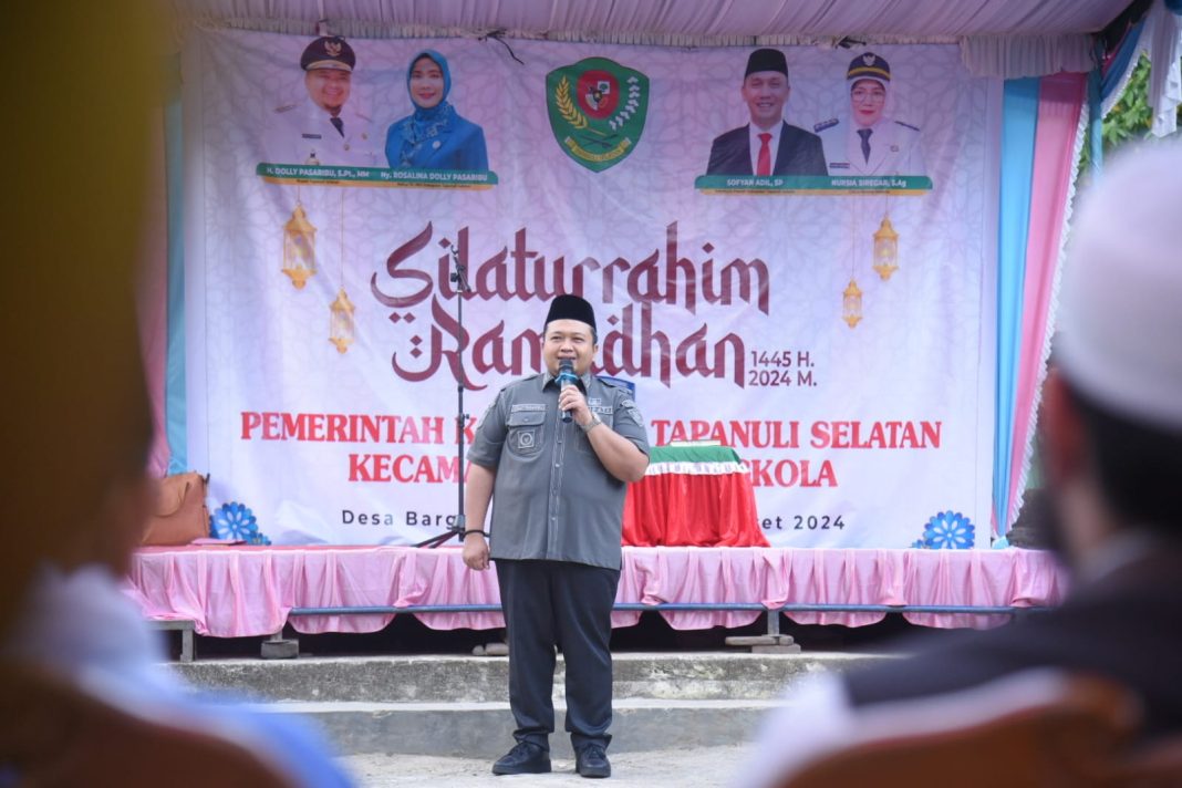 Bupati Tapsel Dolly Pasaribu sedang menyampaikan kata sambutan pada Safari Ramadan 1445 H di Masjid Al Azhar, Bargottopong, Batang Angkola, Jumat (15/3/2024). (Dok/Kominfo Tapsel)