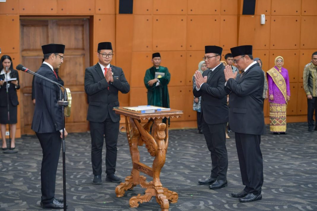 Mendikbudristek RI Nadiem Anwar Makarim melantik dua pejabat di lingkungan Kemendikbudristek RI yang terdiri dari pejabat pimpinan tinggi madya, dan pejabat pimpinan tinggi pratama di Kantor Kemendikbudristek, Senayan, Jakarta, Jumat (15/3/2024). (Dok/Kemendikbudristek RI)