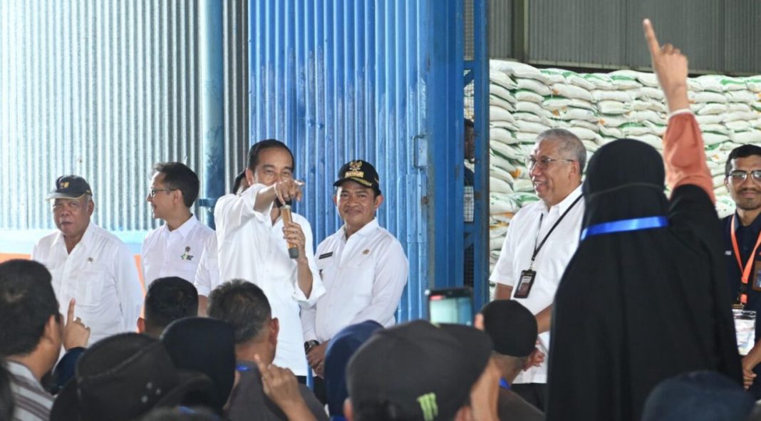 Presiden Jokowi menyerahkan bantuan pangan cadangan beras pemerintah Indonesia kepada KPM di Kompleks Pergudangan Bulog Bakaran Batu, Kabupaten Labuhanbatu, Provinsi Sumut, dalam rangkaian kunjungan kerjanya, kemarin.