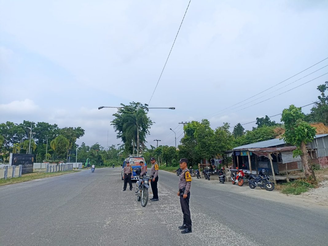 Personel Polsek Siantar Martoba saat menggelar patroli di kawasan Tanjung Pinggir Kota Pematangsiantar, Sabtu (16/3/2024). (Dok/Humas Polres Pematangsiantar)