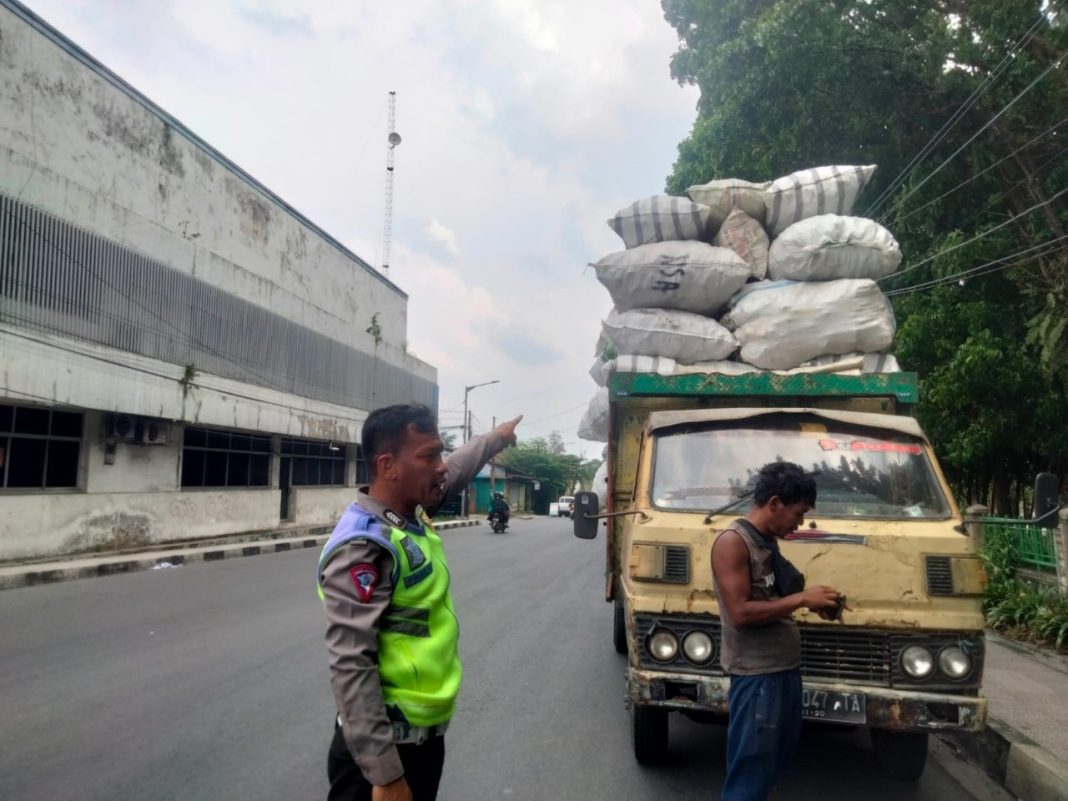 Petugas Satlantas Polres Pematangsiantar menindak truk Odol saat melintasi Jalan S Parman, Kecamatan Siantar Timur, Kota Pematangsiantar, Minggu (17/3/2024). (Dok/Humas Polres Pematangsiantar)