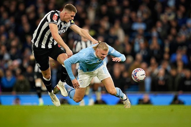 Erling Haaland berduel dengan Sven Botman di laga Manchester City vs Newcastle, perempat final FA Cup 2023/2024, Minggu (17/3/2024) dini hari WIB.