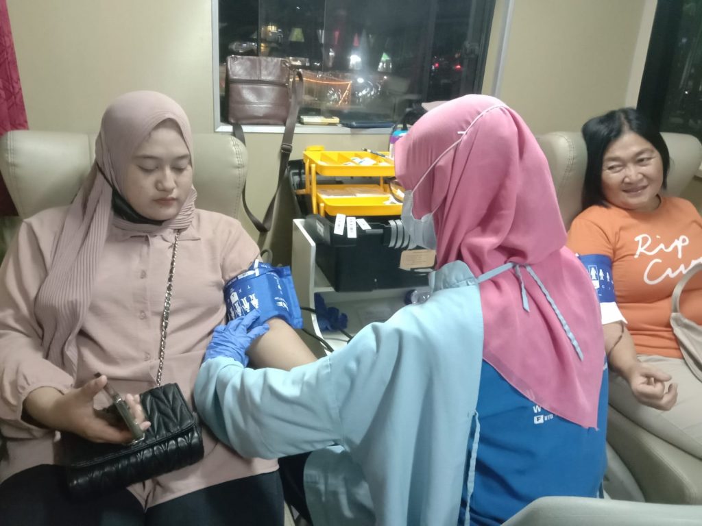 Bulan Ramadan 1445 H/2024 ini menggugah banyak relawan kemanusiaan ikut kegiatan donor darah sukarela dilaksanakan UDD PMI Jember di Masjid Al Baitul Amien dan di Doble Way Universitas Jember banyak dikunjungi relawan pendonor. (Dok/PMI)