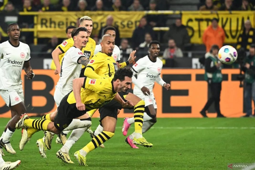 Bek Borussia Dortmund Mats Hummels (kedua dari kanan) menyundul bola yang berbuah gol pada pertandingan Liga Jerman melawan Eintracht Frankfurt di Signal Iduna Park, Dortmund, Minggu (17/3/2024).