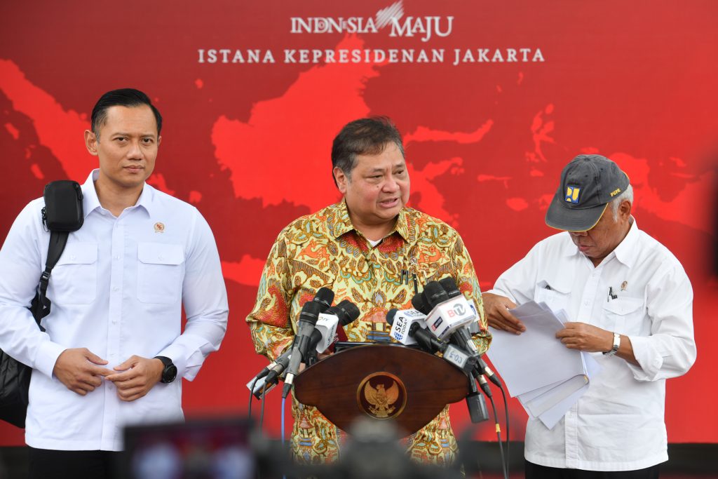 Menko Perekonomian Airlangga Hartarto, Menteri ATR/Kepala BPN Agus Harimurti Yudhoyono, dan Menteri PUPR Basuki Hadimuljono memberikan keterangan pers, di Jakarta, Senin (18/3/2024). (Dok/Humas Setkab)