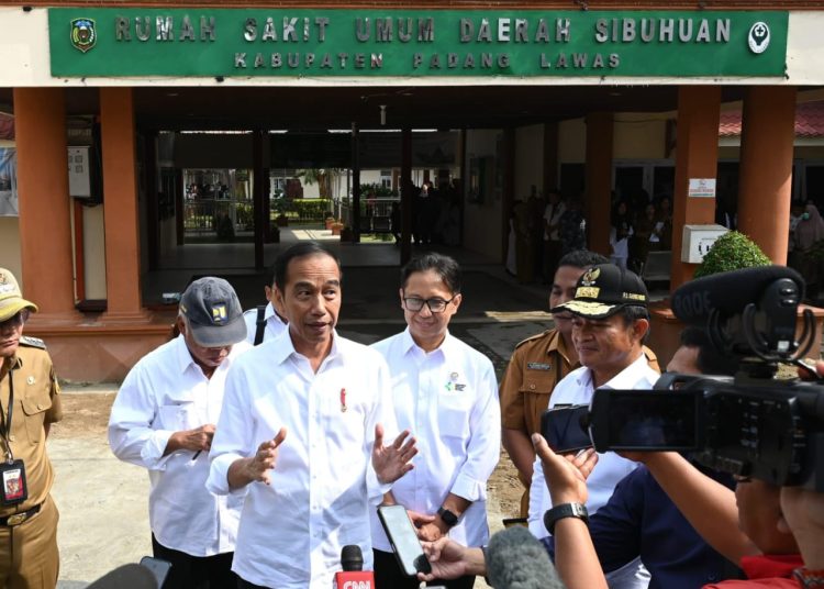 Presiden Jokowi didampingi Menteri Kesehatan Budi Gunadi Sadikin.