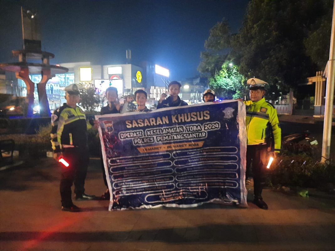 Personel Satlantas Polres Pematangsiantar turun ke jalan mensosialisasikan Ops Keselamatan Toba 2024 di Taman Adipura Jalan Sutomo, Senin (18/3/2024) malam. (Dok/Humas Polres Pematangsiantar)