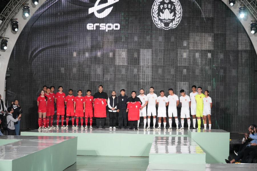 Timnas Indonesia resmi memiliki pakaian tempur baru atau jersey setelah Erspo meluncurkannya di Jakarta, Senin (18/3/2024). (Dok/PSSI)