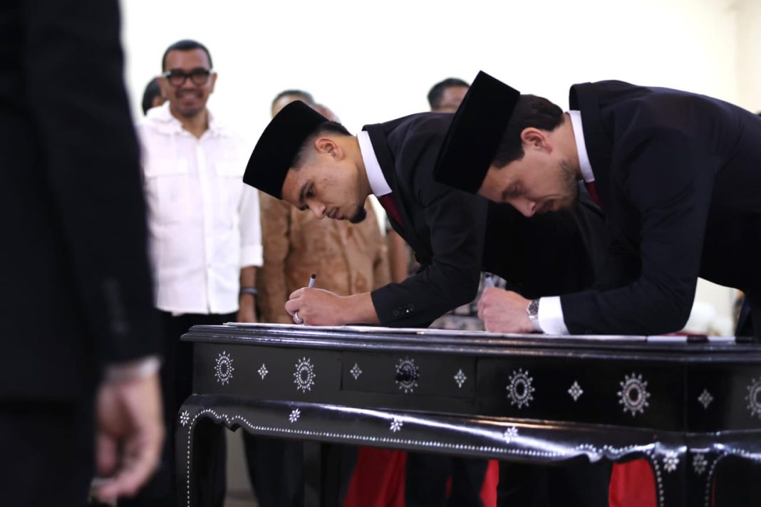 Thom Haye dan Ragnar Oratmangoen resmi menjadi WNI setelah menjalani pengambilan sumpah dan janji setia pewarganegaraan Republik Indonesia di Kantor Wilayah Kemenkumham DKI Jakarta, Senin (18/3/2024). (Dok/PSSI)