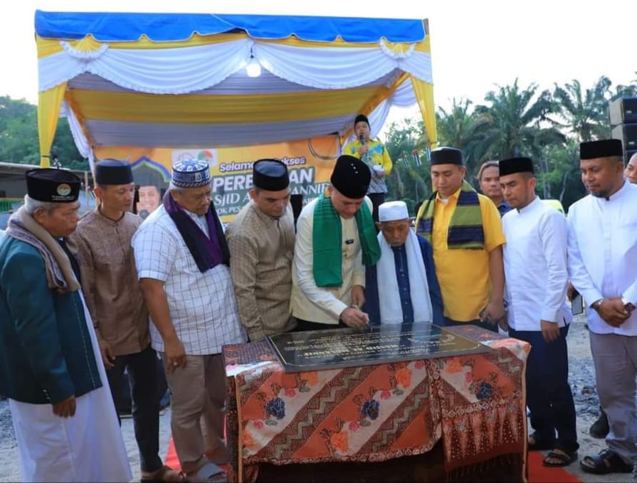 Ketua Umum Yayasan Haji Anif H Musa Rajekshah menandatangani prasasti menandai diresmikannya Masjid Al Musannif Shohibul Arba'ah di Dusun X Bukit Dame, Desa Siamporik, Kecamatan Kualuh Selatan, Senin (18/3/2024). (Dok/Kominfo Labura)