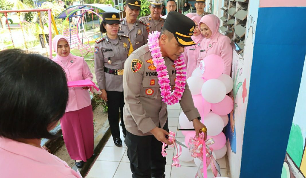 Kapolres Pematangsiantar AKBP Yogen Heroes Baruno menggunting pita peresmian renovasi toilet TK Kemala Bhayangkari 06 Polres Pematangsiantar di Komplek Aspol, Jalan Sangnaualuh, Kecamatan Siantar Timur, Selasa (19/3/2024). (Dok/Humas Polres Pematangsiantar)