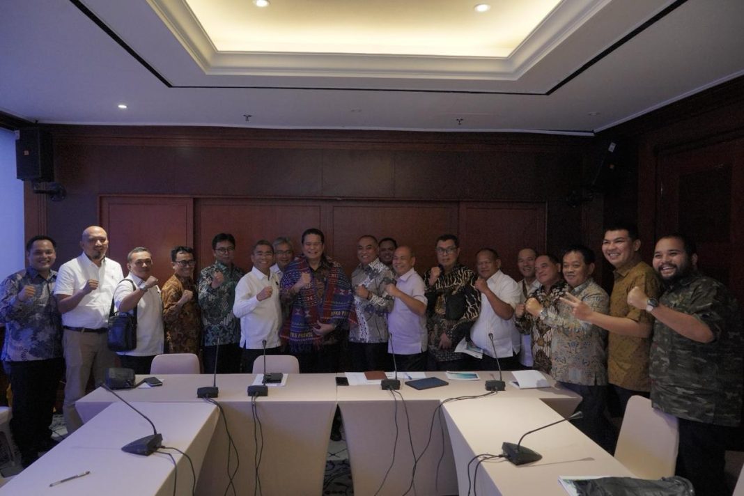 Komisi D DPRD Sumut, melakukan Kunjungan Kerja ke PLN Kantor Pusat dan foto bersama, Kamis (14/3/2024). (Dok/PLN)