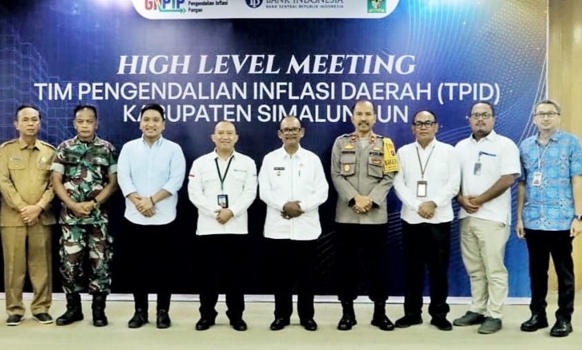 Wakil Bupati Simalungun Zonny Waldi foto bersama dengan Kepala Perwakilan BI Cabang Pematangsiantar Muqorobin, Tim Pengendali Inflasi Daerah dan lainnya pada rakor di BI Cabang Pematangsiantar, Selasa (19/3/2024). (Dok/Kominfo Simalungun)