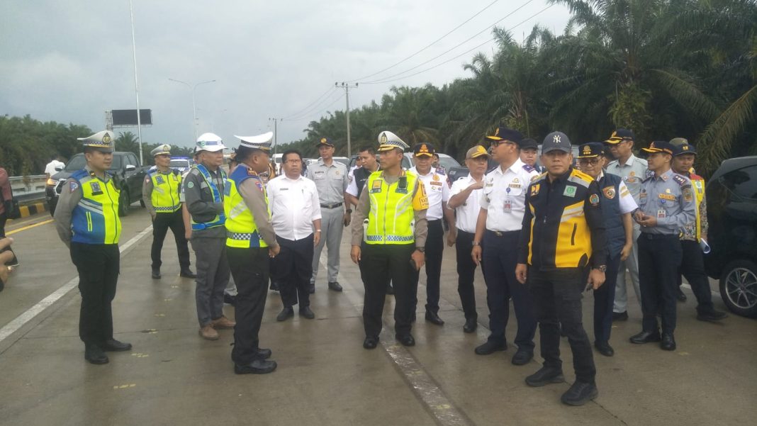 Dirlantas Polda Sumut Kombes Pol Muji Ediyanto mengecek kondisi jalan Tol Indrapura, Lima Puluh, hingga Kisaran jelang arus mudik, Rabu (20/3/2024). (Dok/Polda Sumut)