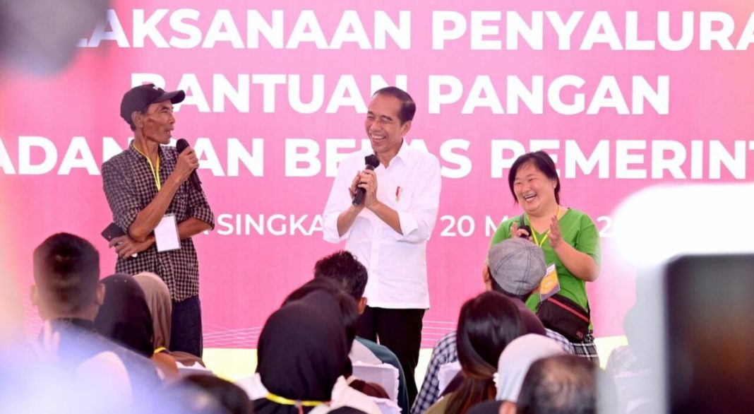 Presiden Jokowi mengunjungi Kompleks Pergudangan Bulog Kampung Melayu, Kota Singkawang, Provinsi Kalimantan Barat, Rabu (20/3/2024).