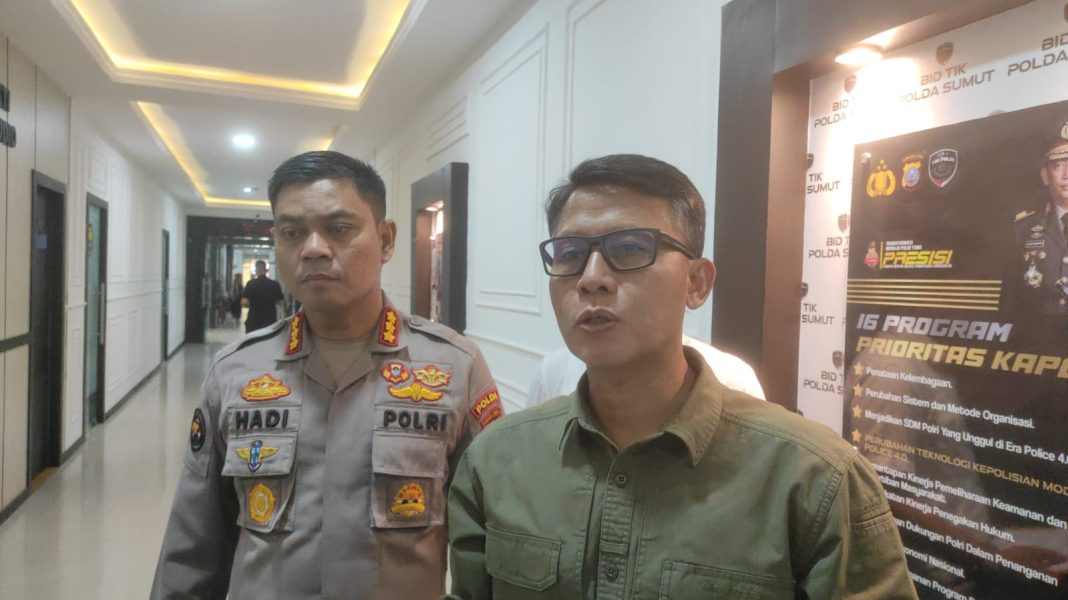 Dirkrimum Polda Sumut Kombes Pol Sumaryono didampingi Kabid Humas Polda Sumut Kombes Pol Hadi Wahyudi memberi keterangan terkait penggeledahan rumah wanita terduga melakukan penipuan masul Akpol, Kamis (21/3/2024). (Dok/Polda Sumut)