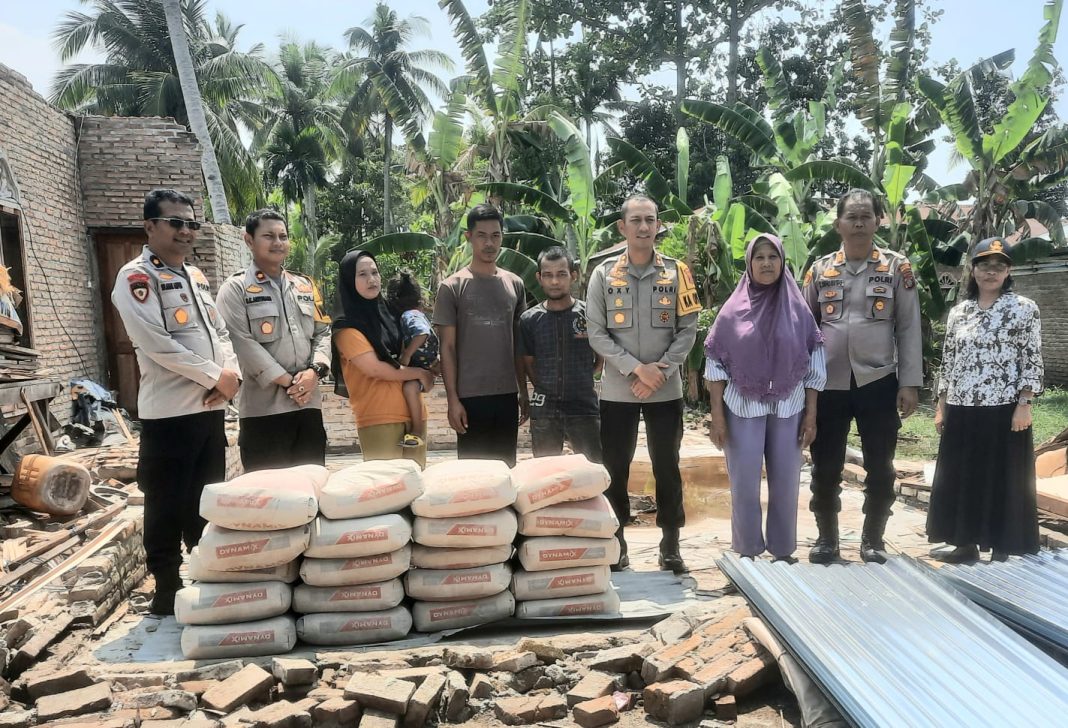 Kapolres Sergai AKBP Oxy Yudha Pratesta didampingi Wakapolres Kompol Damos C Aritonang, Kabag SDM Kompol SP Anak Ampun, Kasat Intelkam AKP Siswoyo, dan Kapolsek Tanjung Beringin AKP Tobat Sihombing menyerahkan bantuan kepada warga korban terdampak puting beliung di Dusun I Desa Pekan Tanjung Beringin, Kecamatan Tanjung Beringin, Kamis (21/3/2024).