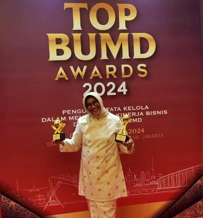 Direktur RS Haji Medan Provinsi Sumut dr Rehulina Ginting MKes menerima langsung penghargaan RSU Haji Medan TOP BUMD Awards 2024 dengan kategori BUMD RSUD Bintang 5 di Dian Ballroom-Hotel Raffles Jakarta Lantai 11, Ciputra World, Jalan Prof DR Satrio, Nomor: 5 Kuningan, Jakarta Selatan, Rabu (20/3/2024). (Foto Dok/RS Haji Medan)