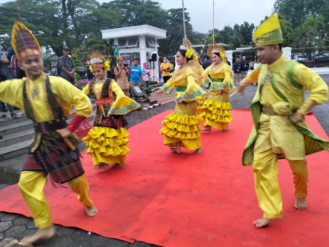 Tarian Multi Etnis Batak dan Melayu meriahkan Kick Off Serambi 2024 di halaman Kantor BI, Jalan Balai Kota Medan, Rabu (20/3/2024).