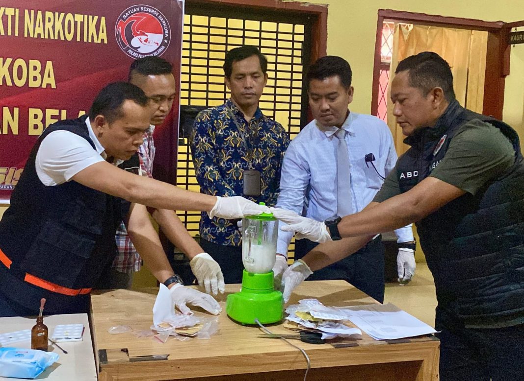 Polres Pelabuhan Belawan musnahkan barang bukti sabu dengan cara membelender, Jumat (22/3/2024). (Dok/Polres Belawan)