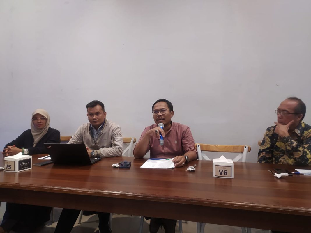 Deputi Direksi BPJS Kesehatan Sumut-Aceh M Iqbal Anas Ma'ruf didampingi Ketua Persi Sumut dr M Syaiful Sitompul dan lainnya melakukan konferensi pers terkait Pelayanan Libur Lebaran 2024 dan buka puasa bersama dengan Forwakes Sumut di Medan.