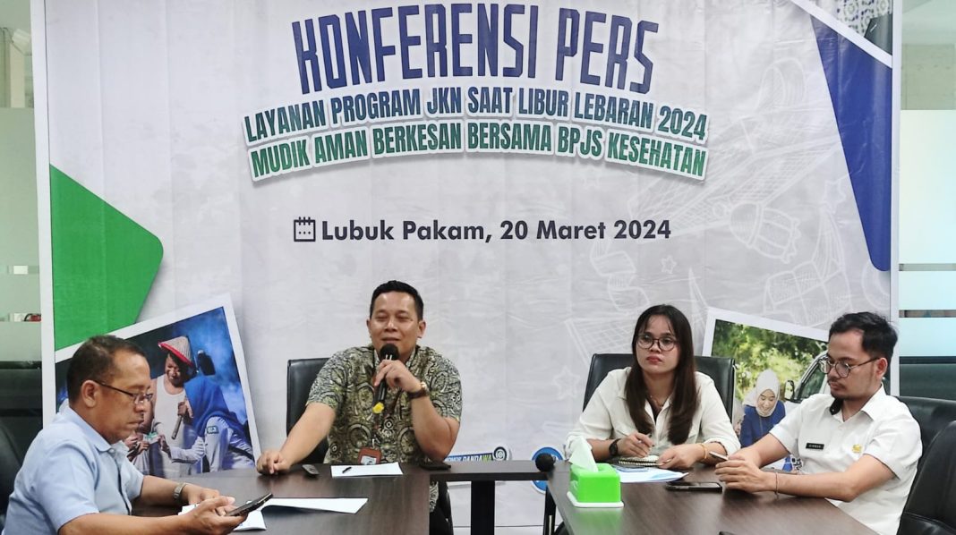 Pejabat Pengganti Sementara Kepala BPJS Kesehatan Cabang Lubukpakam Ikhwal Maulana diabadikan Kepala Seksi Pelayanan Kesehatan Rujukan Dinkes Deliserdang, Fidrin Eni Sipayung saat konferensi pers di Lubukpakam, Rabu (20/3/2024).