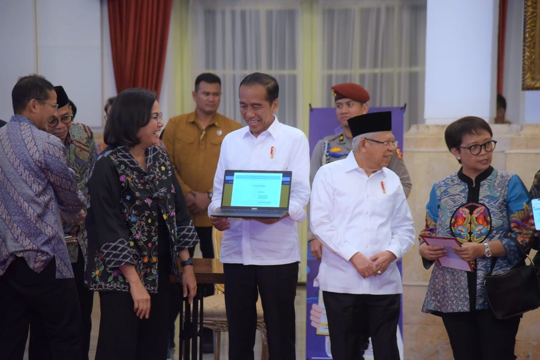 Presiden Jokowi menunjukkan bukti pelaporan SPT Pajak 2023, di Istana Negara, Jakarta, Jumat (22/3/2024). (Dok/Humas Setkab)