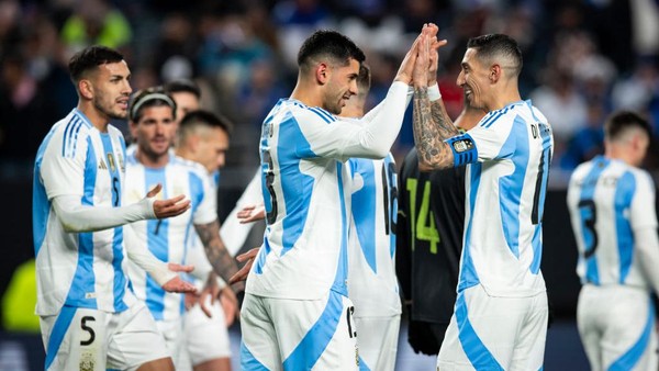 Angel Di Maria (kanan) menghampiri Cristian Romero (tengah) yang mencetak gol pertama Argentina.