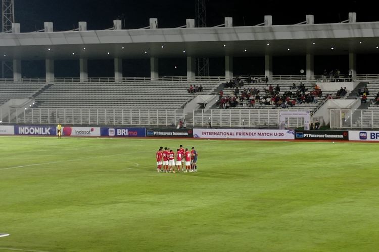 Timnas U20 Indonesia saat bertanding melawan China pada laga uji coba di Stadion Madya, Jakarta, Jumat (22/3/2024) malam WIB.