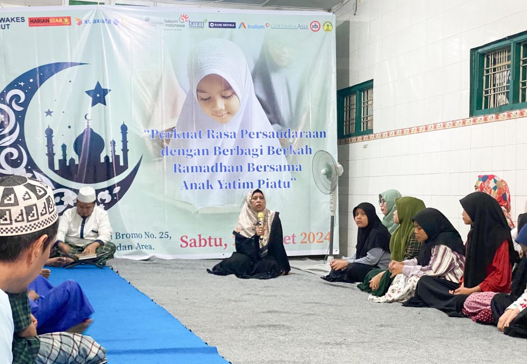 Kepala Bidang P2P Dinas Kesehatan Medan dr Pocut Fatimah Fitri edukasi pola hidup sehat di asrama untuk anak-anak Panti Asuhan Mamiyai Al-Ittihadiyah, Jalan Bromo, Tegal Sari III, Kecamatan Medan Area, Kota Medan, Sabtu (23/3/2024) malam.